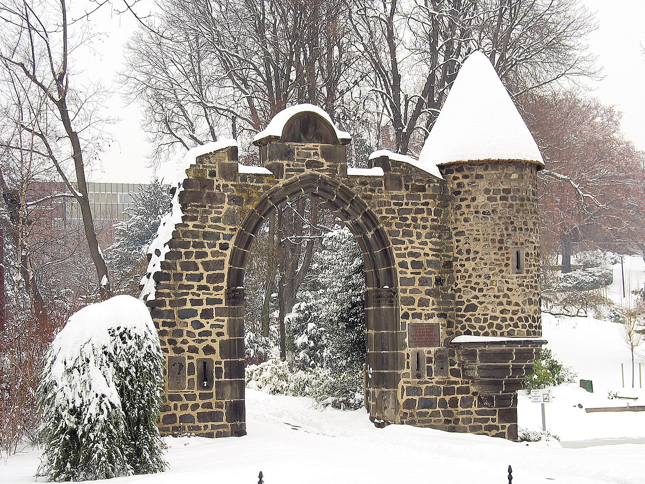 Porte du château de Bien-Assis au jardin Lecoq à Clermont-Ferrand