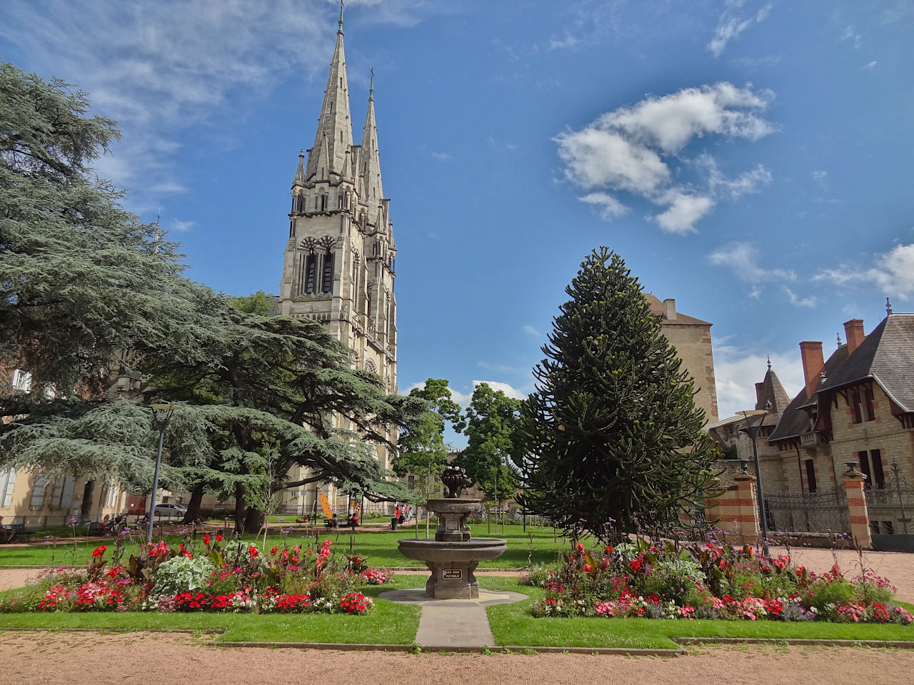 jardin et cathédrale de Moulins