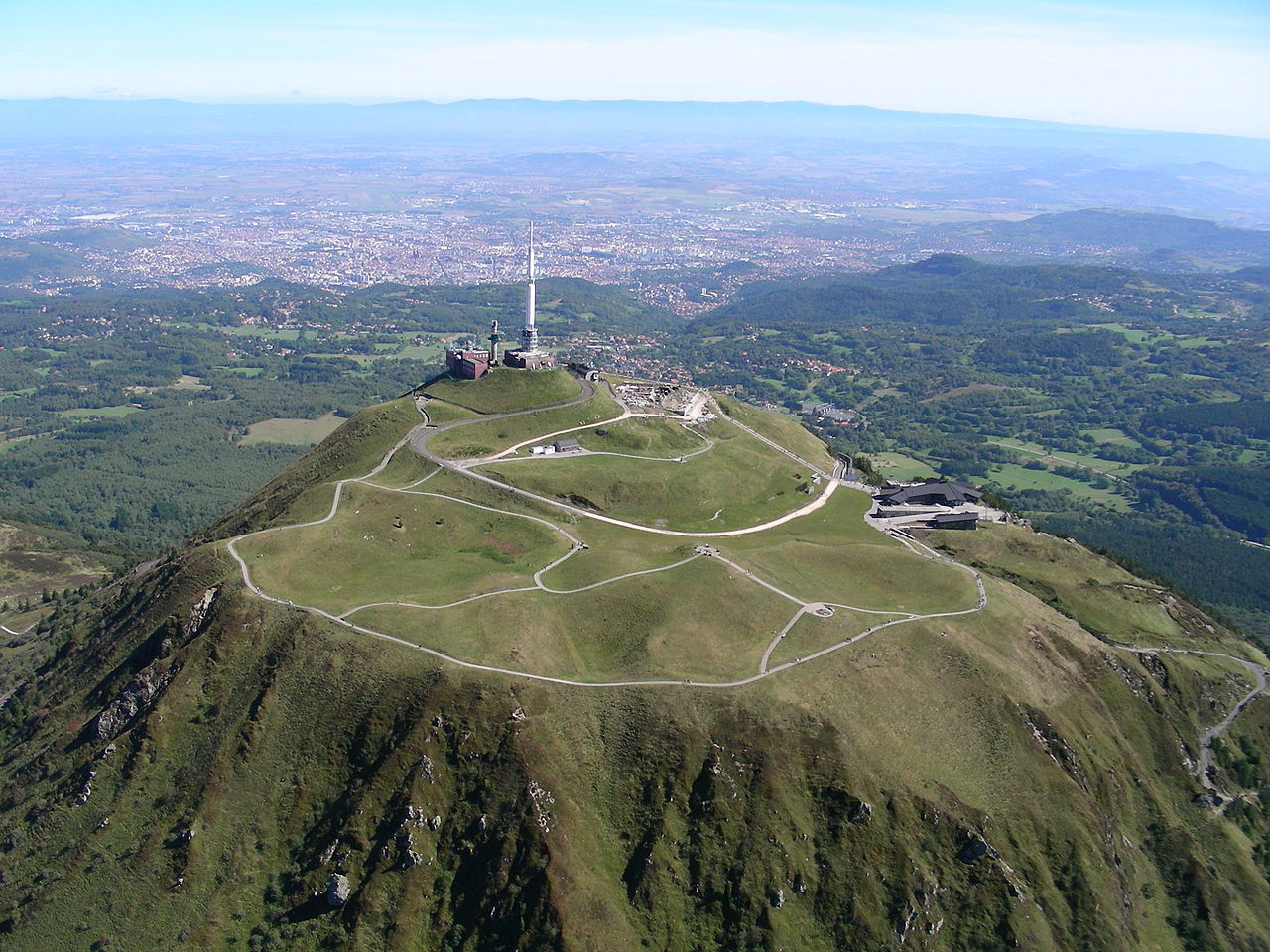 Vue aérienne du puy-de-Dôme devant Clermont-Ferrand