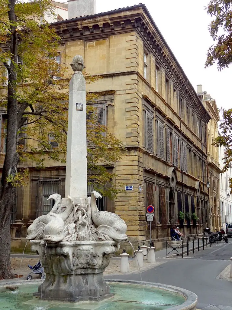 fontaine des 4 dauphins à Aix