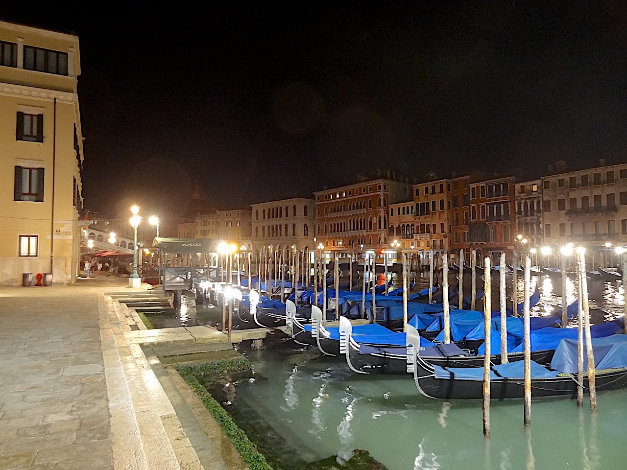 gondole à Venise de nuit