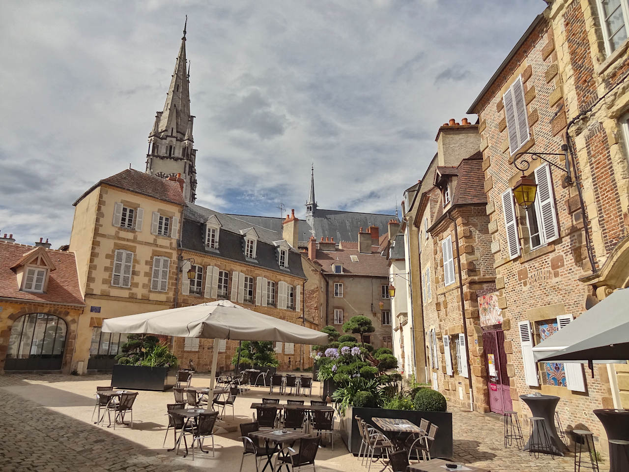 place de l'ancien palais de Moulins