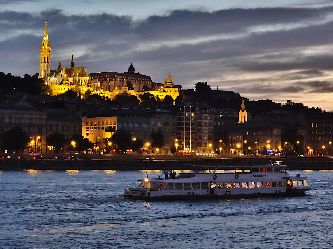 Danube à Budapest au coucher de soleil