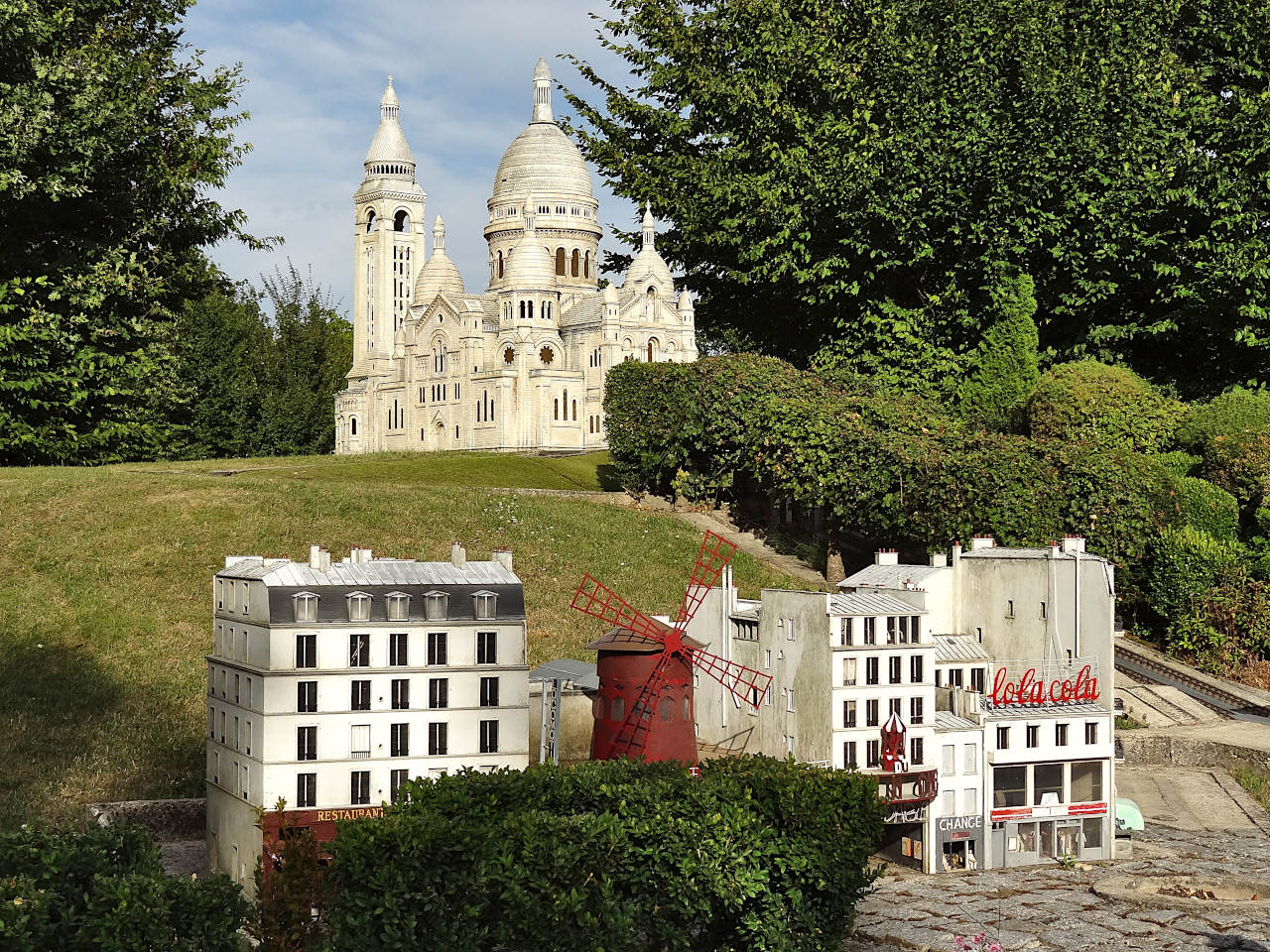 Montmartre et le Moulin Rouge à France Miniature