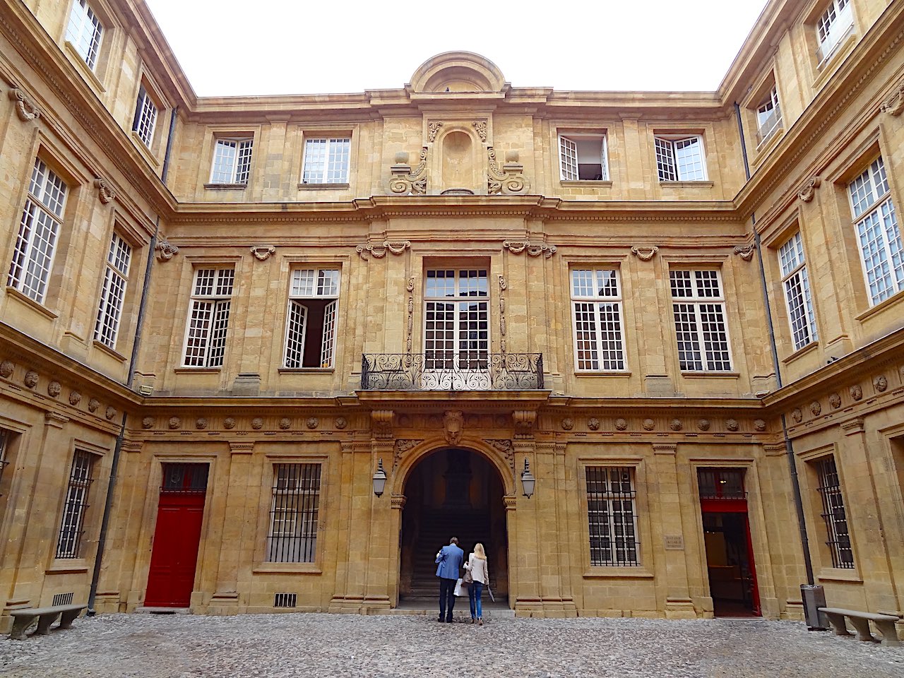 cour pavée de l'hôtel de ville d'Aix-en-Provence