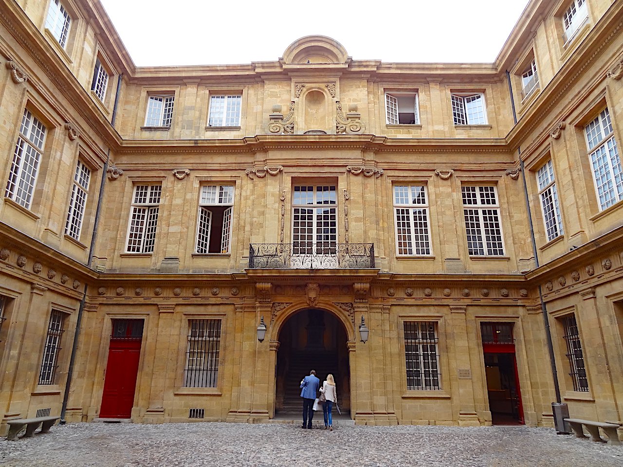 cour pavée de l'hôtel de ville d'Aix-en-Provence