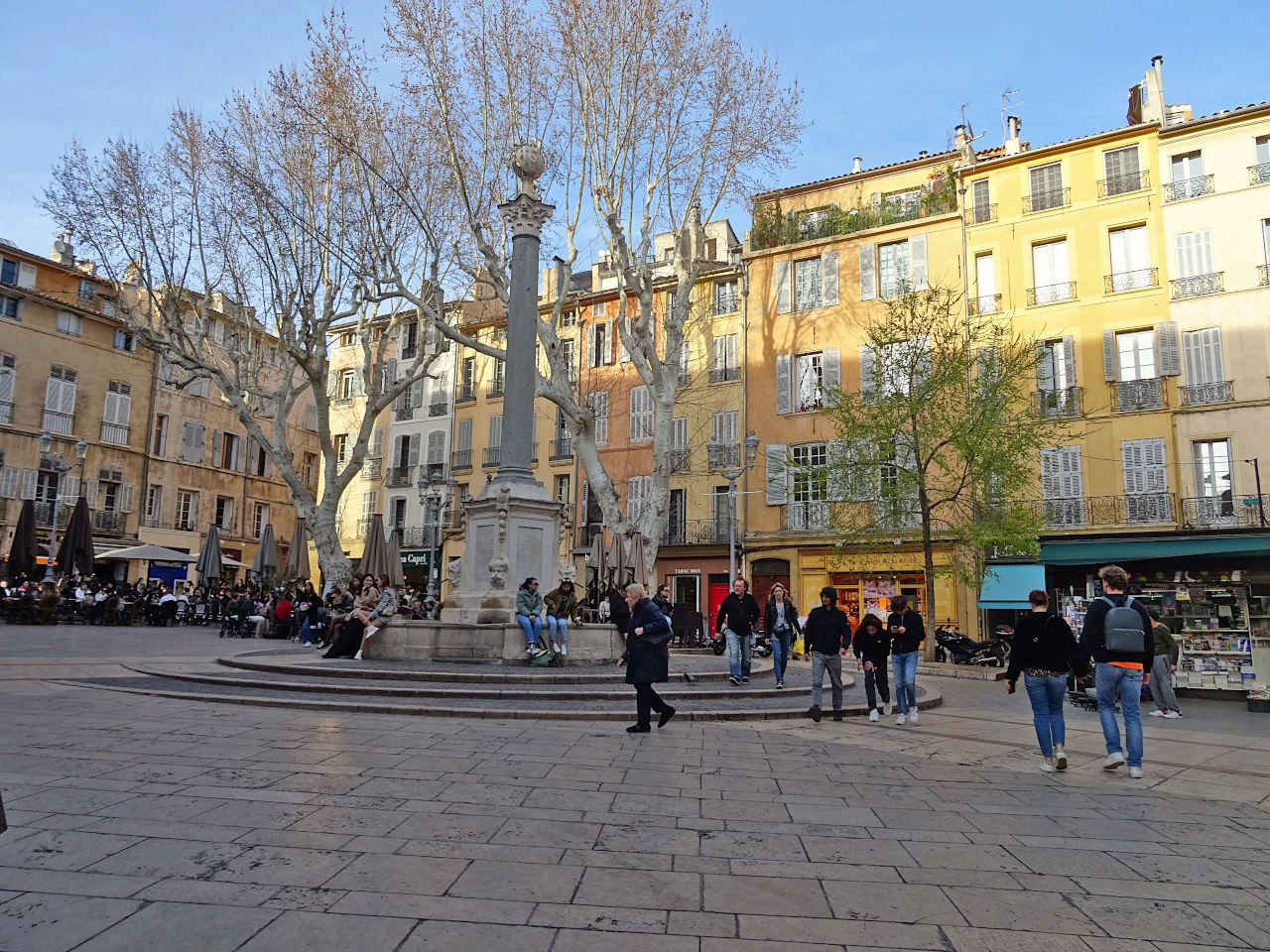 place de l'hôtel de ville à Aix