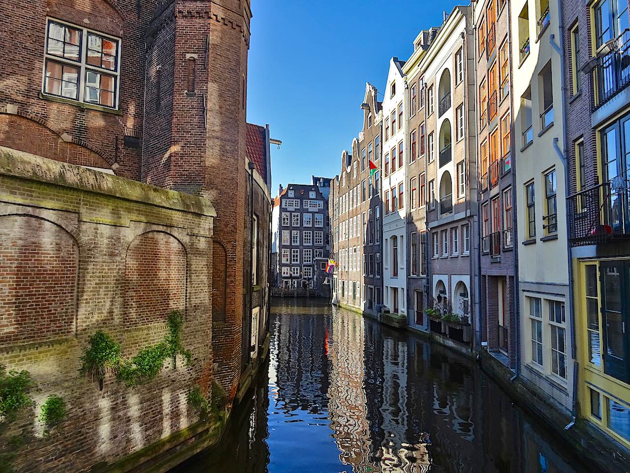 Amsterdam canal sans quai