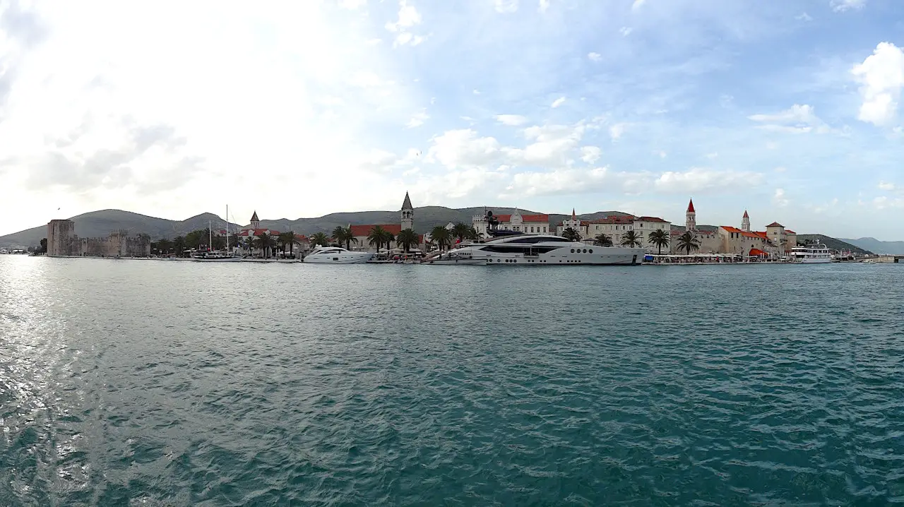 vue panoramique sur le bord de mer de Trogir