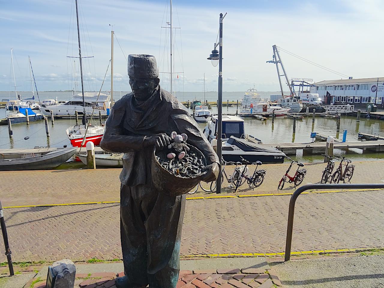 statue de pêcheur à Volendam