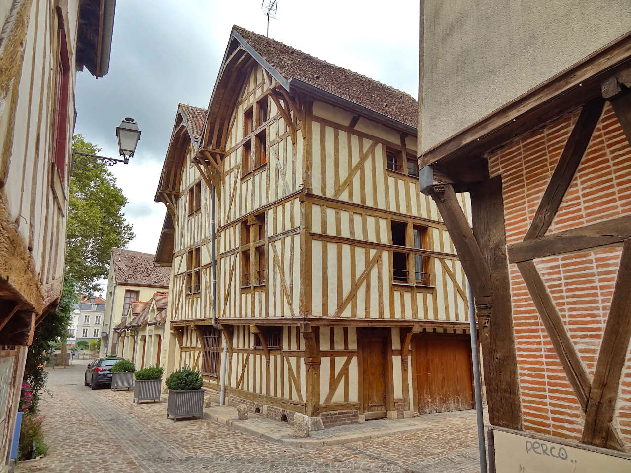 vieilles maisons à colombages dans le centre de Troyes