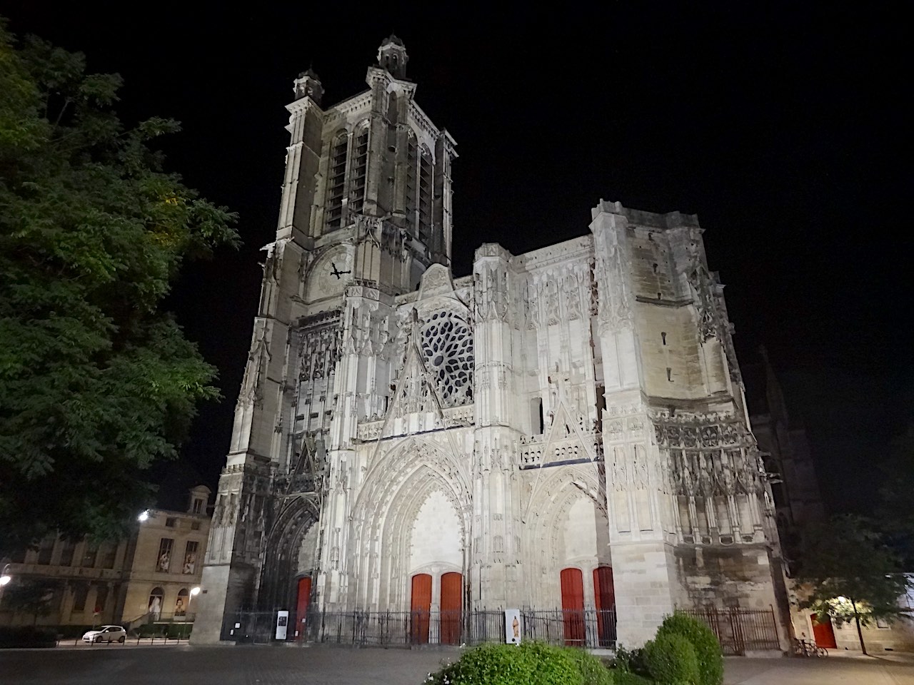 cathédrale de Troyes de nuit