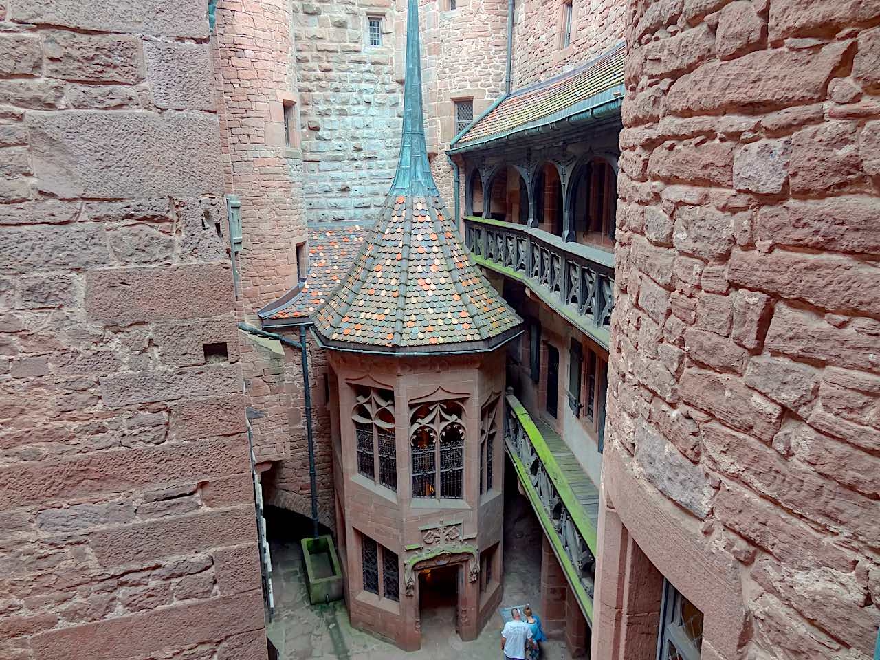 escalier de la cour du château du Haut-Koenigsbourg