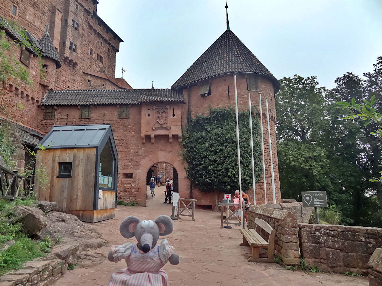 première porte du château du Haut-Koenigsbourg