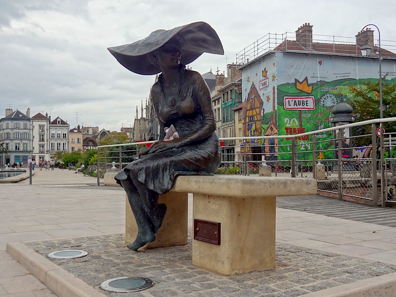 Lili, la dame au chapeau à Troyes