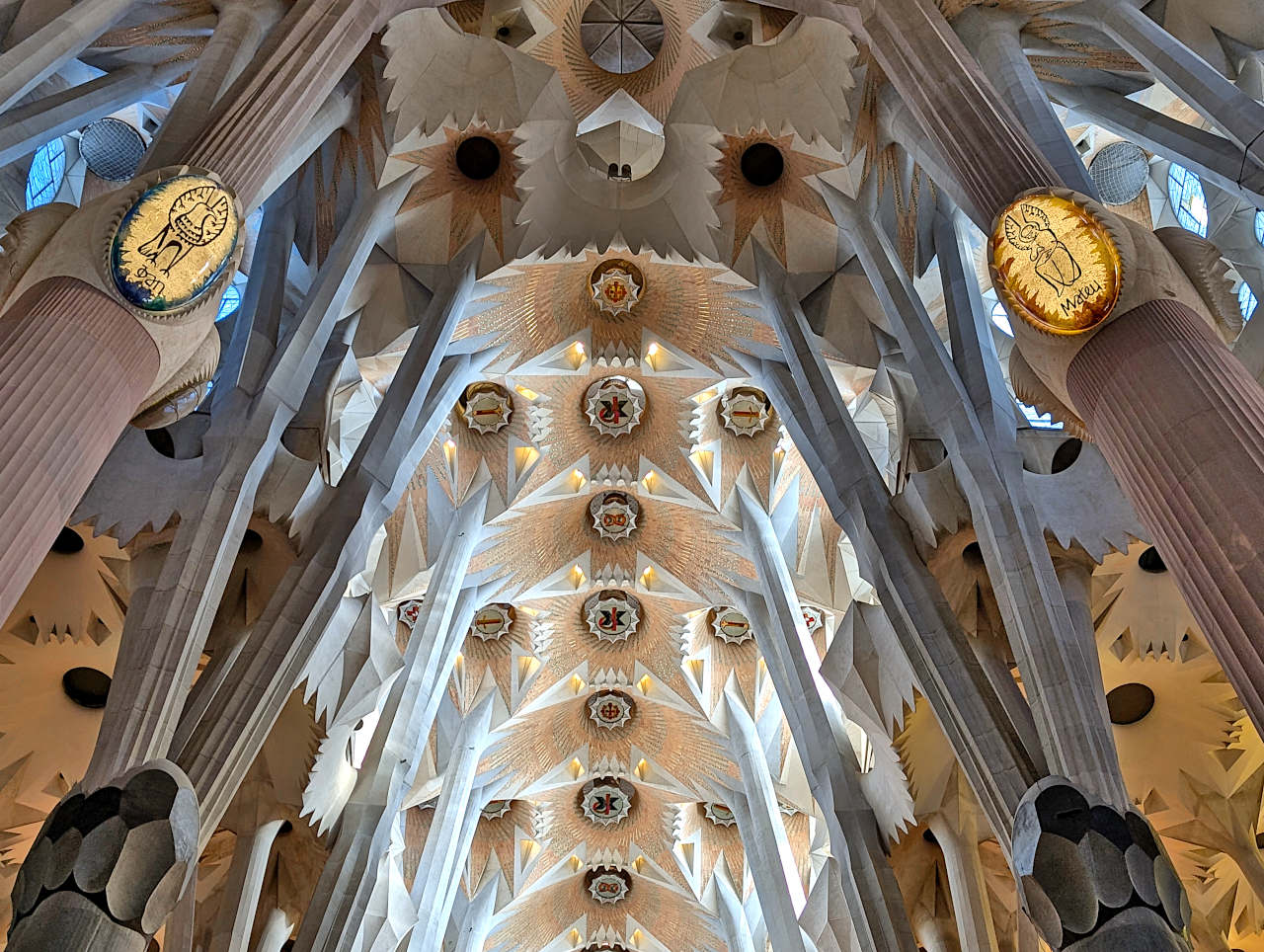 intérieur de la Sagrada Familia piliers