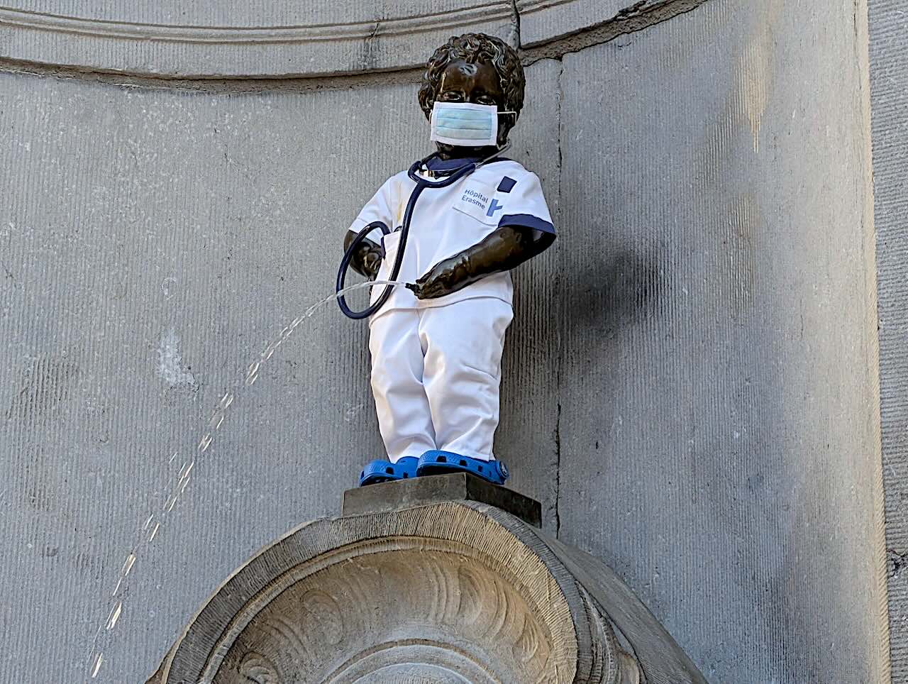 Manneken-Pis habillé
