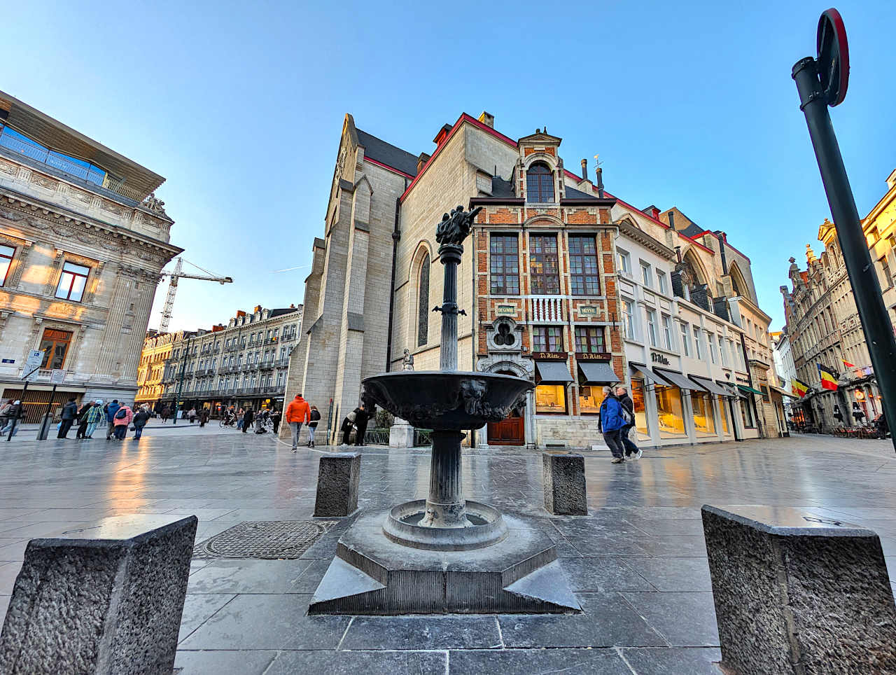église Saint-Nicolas et fontaine à Bruxelles