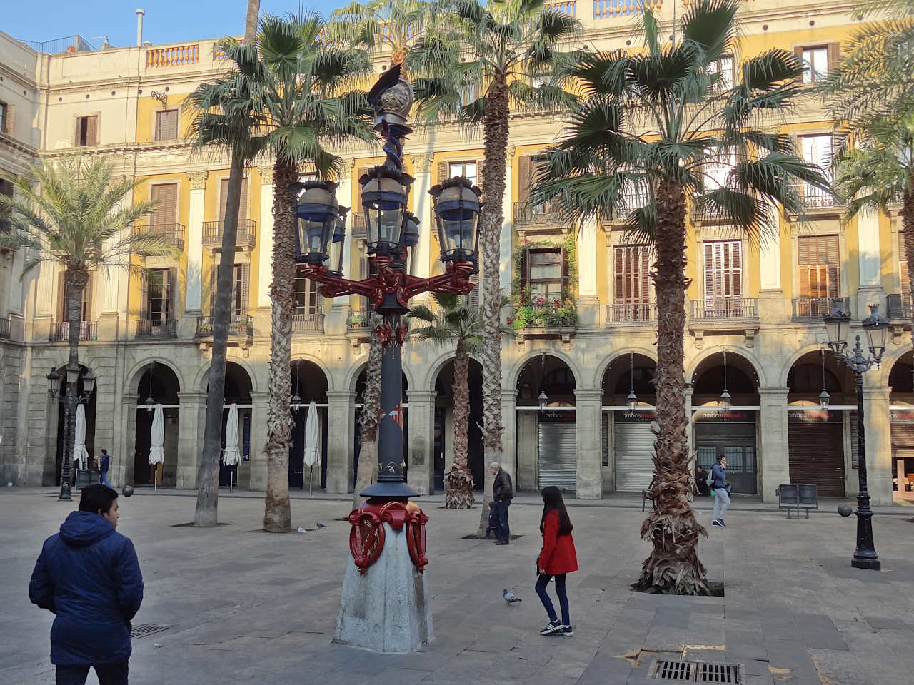 réverbères sur la plaça reial de Barcelone