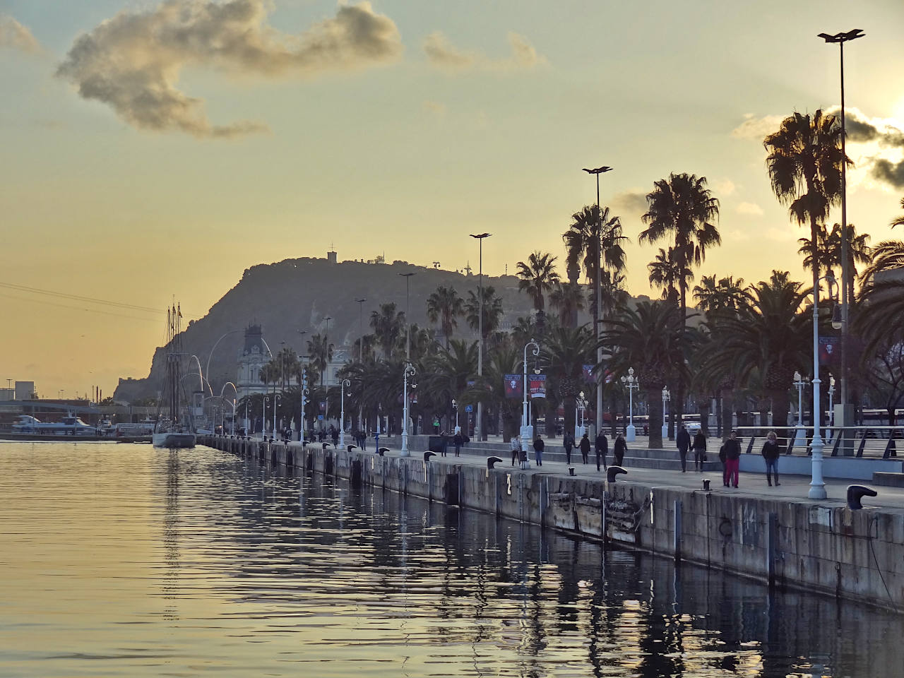 vieux port de Barcelone coucher de soleil 2