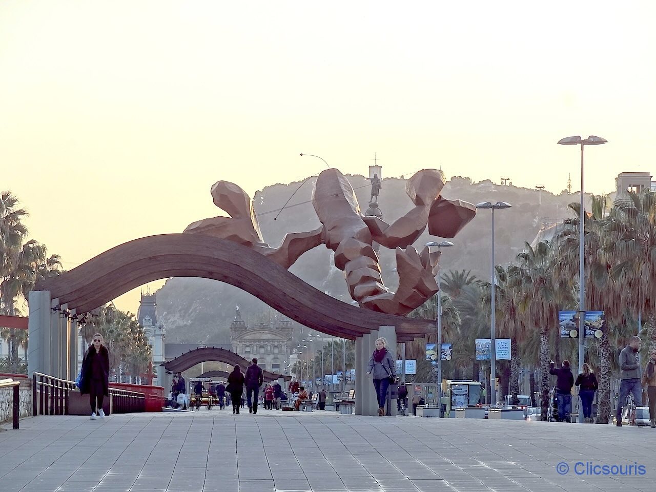 vieux port de Barcelone sculptures