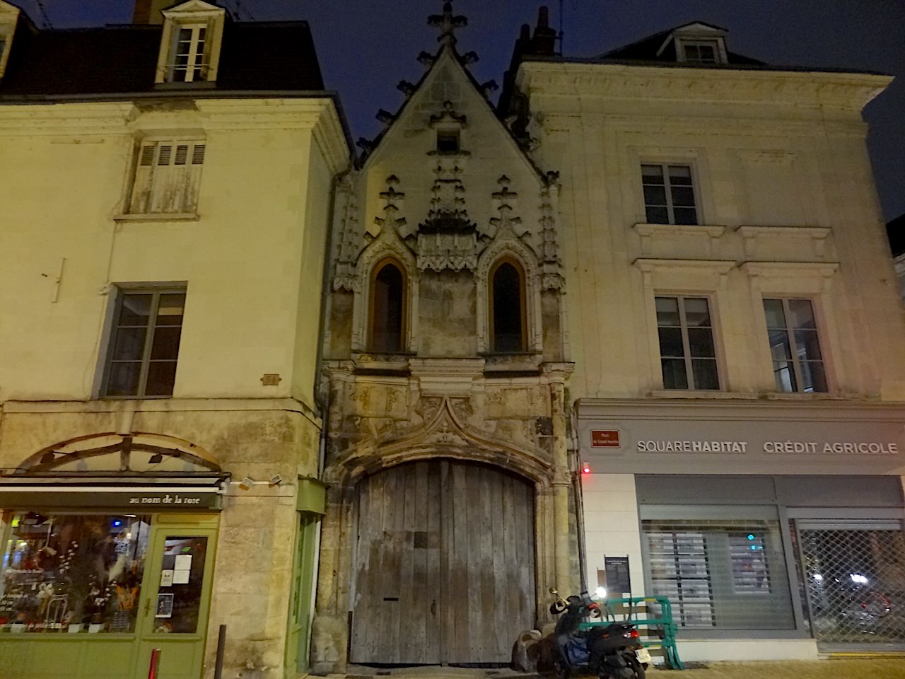 Portail de l'hôtel des trésoriers à Tours