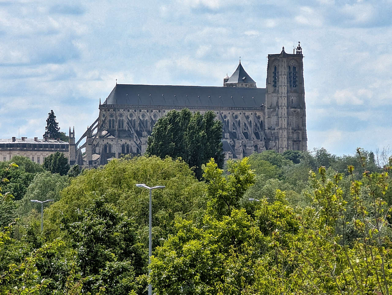 cathédrale de Bourges vue de loin