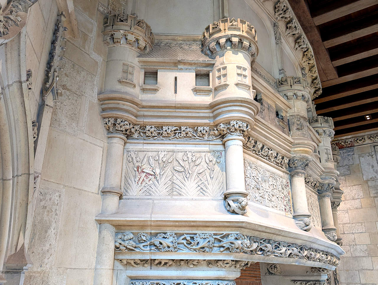 palais Jacques-Coeur cheminée 1