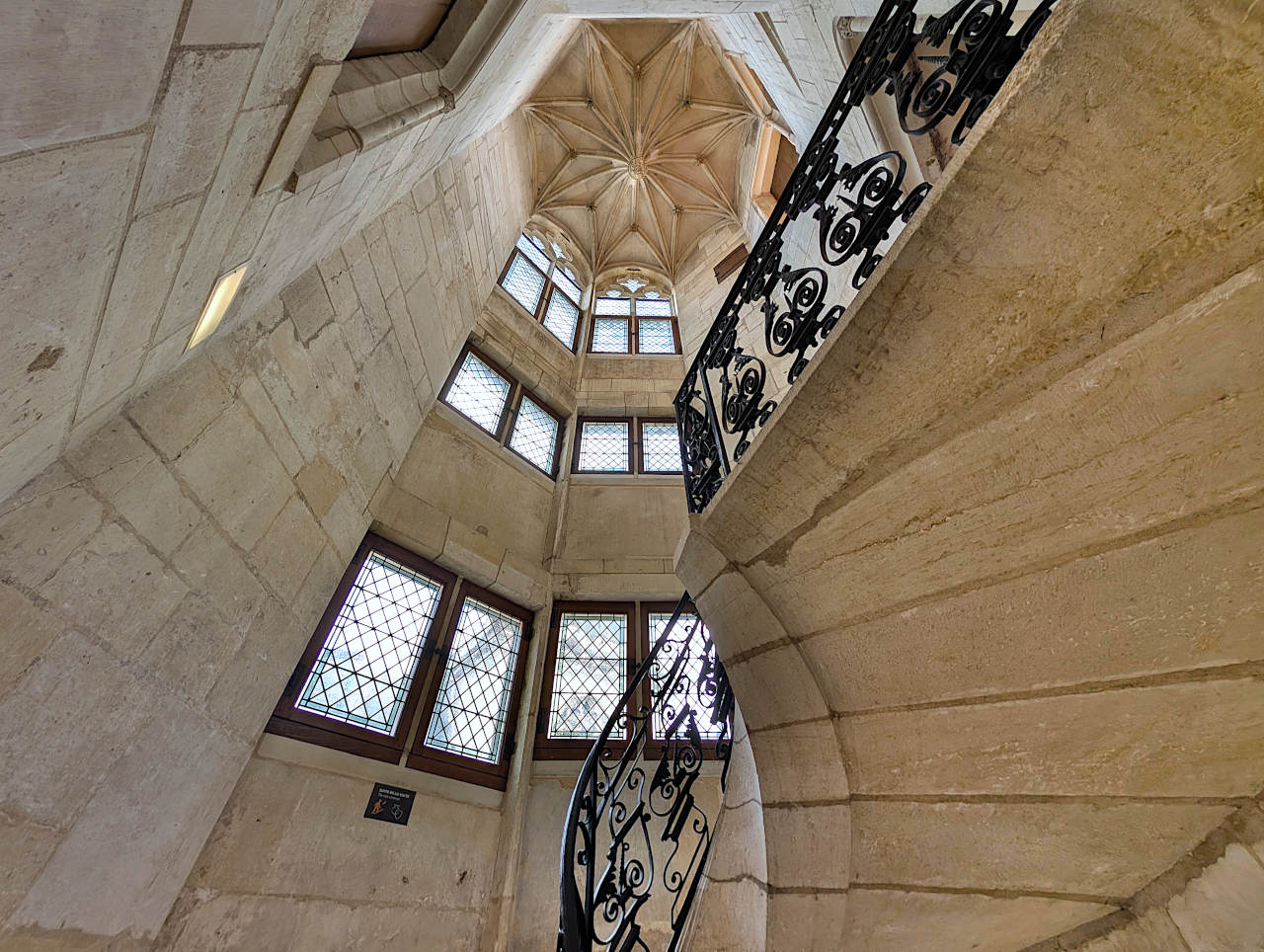 palais Jacques-Coeur escaliers