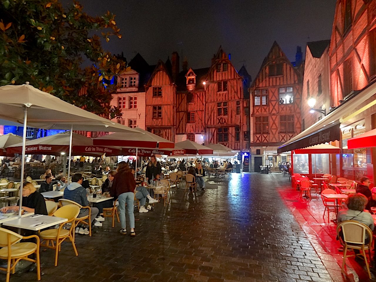 place Plumereau by night