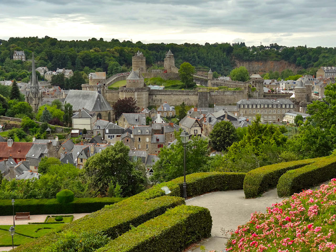 vue sur la ville basse de Fougères et son château
