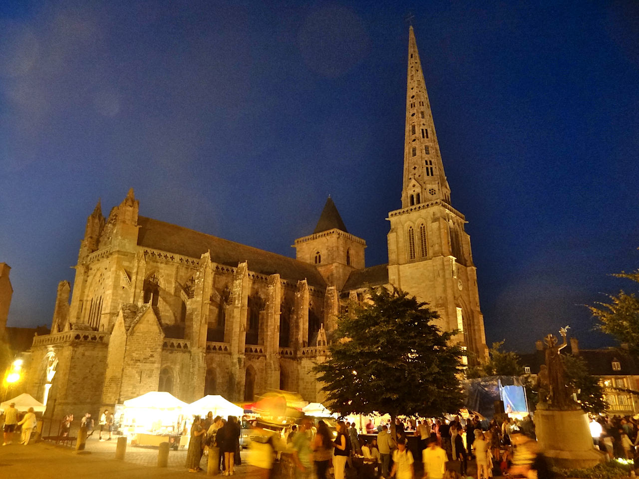 cathédrale de Tréguier de nuit
