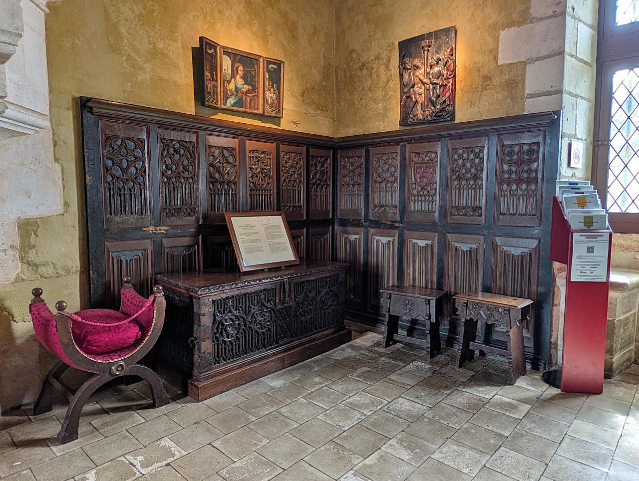 salle des boiseries peintes