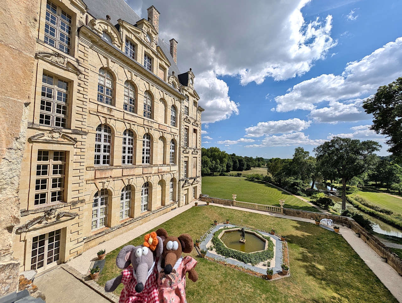 vue sur le jardin depuis la grande galerie du château de Brissac