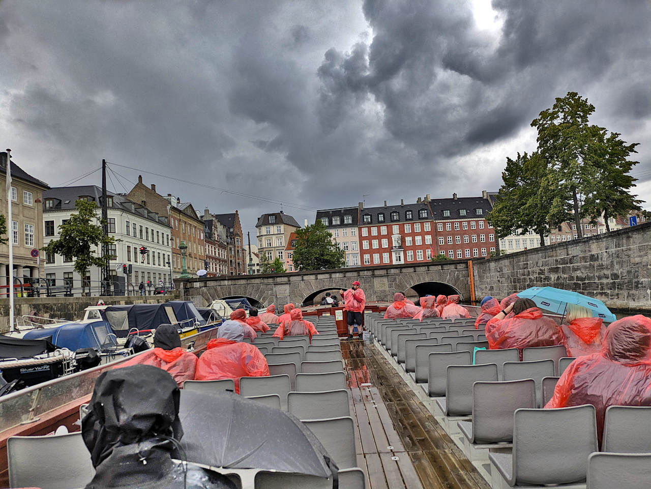 Copenhague en bateau sous la pluie