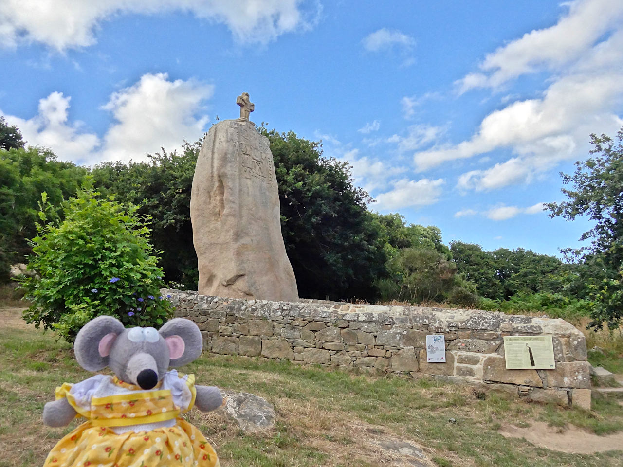 Menhir christianisé de Saint-Uzec