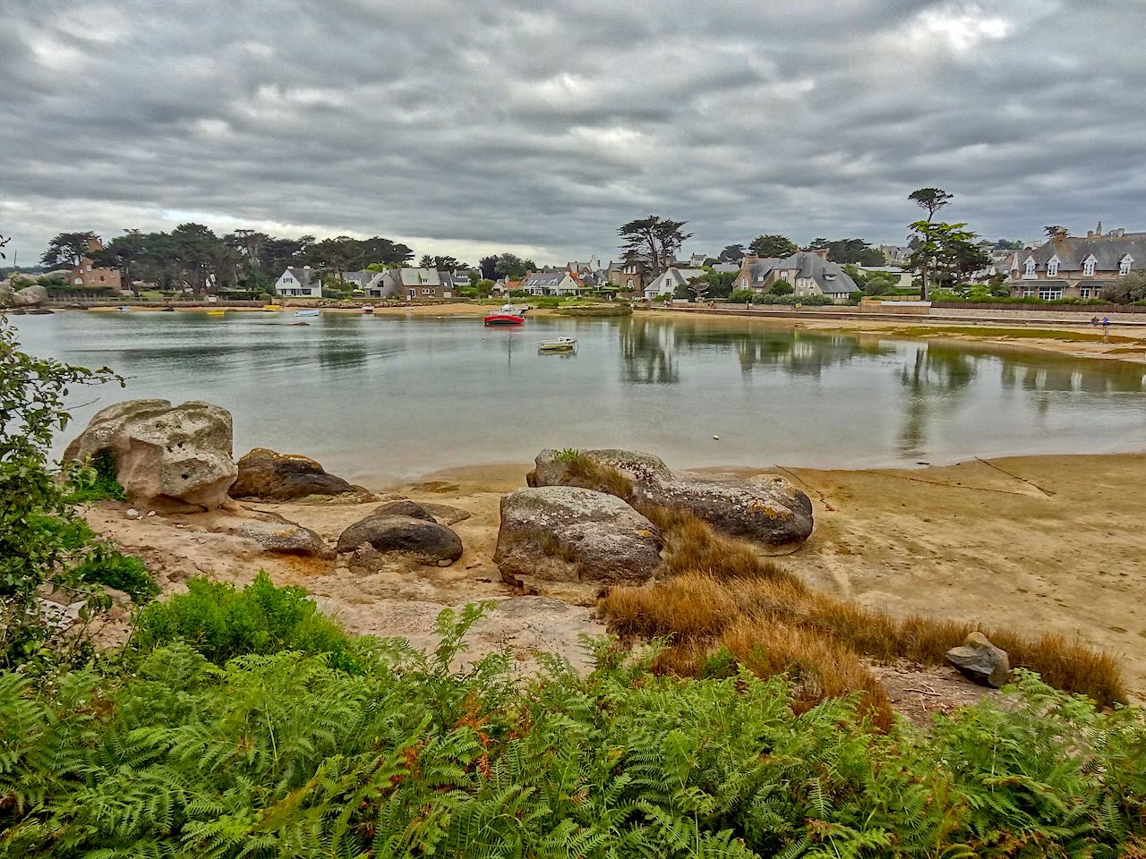 vue sur Trégastel depuis l'entrée de l'île Renote