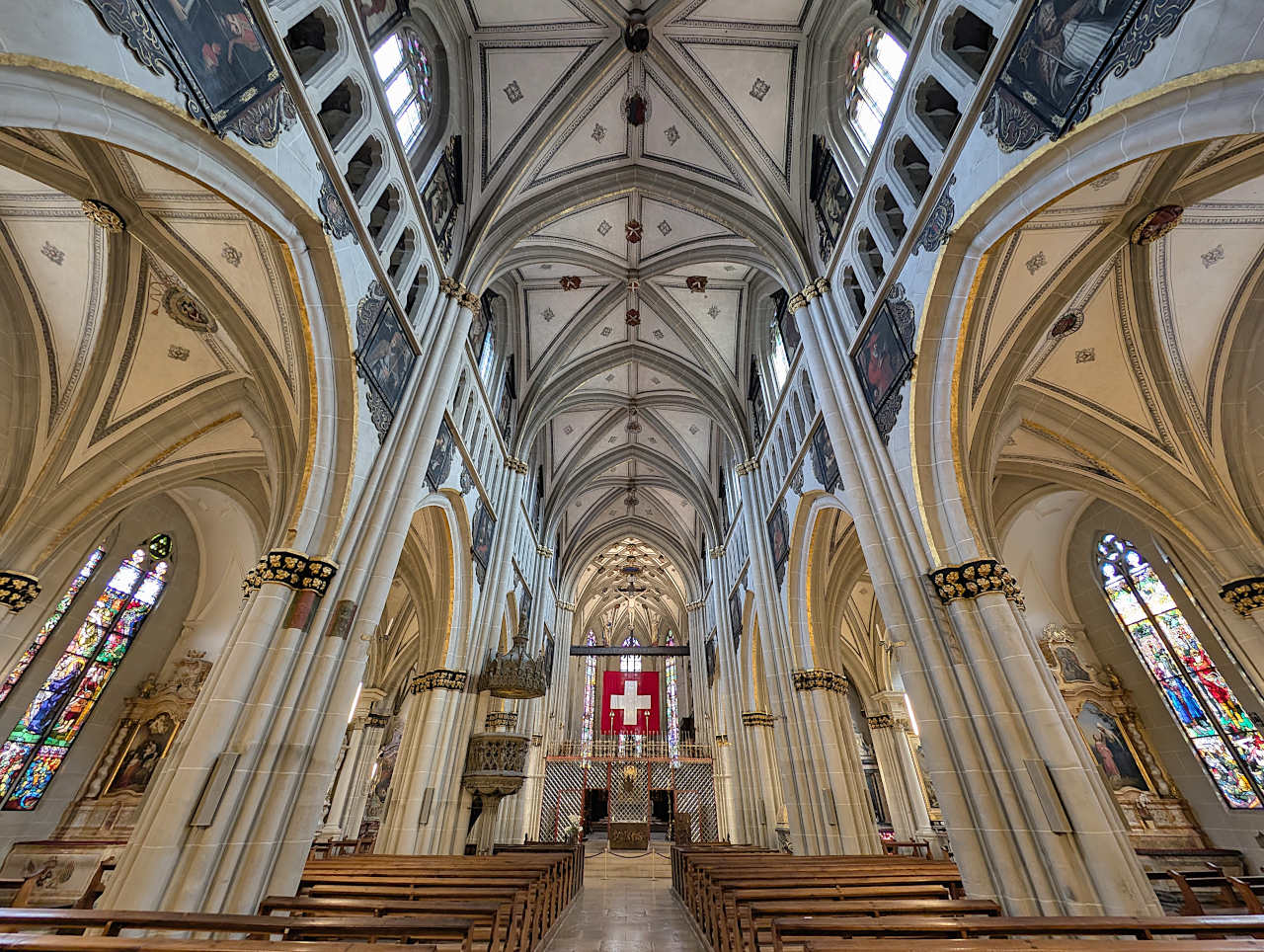 Cathédrale Saint-Nicolas de Fribourg intérieur