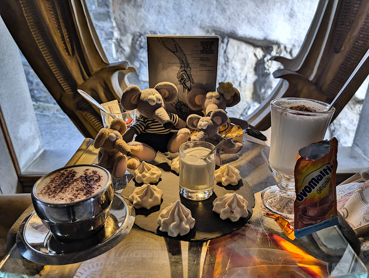 Giger bar, meringue à la crème double de Gruyères