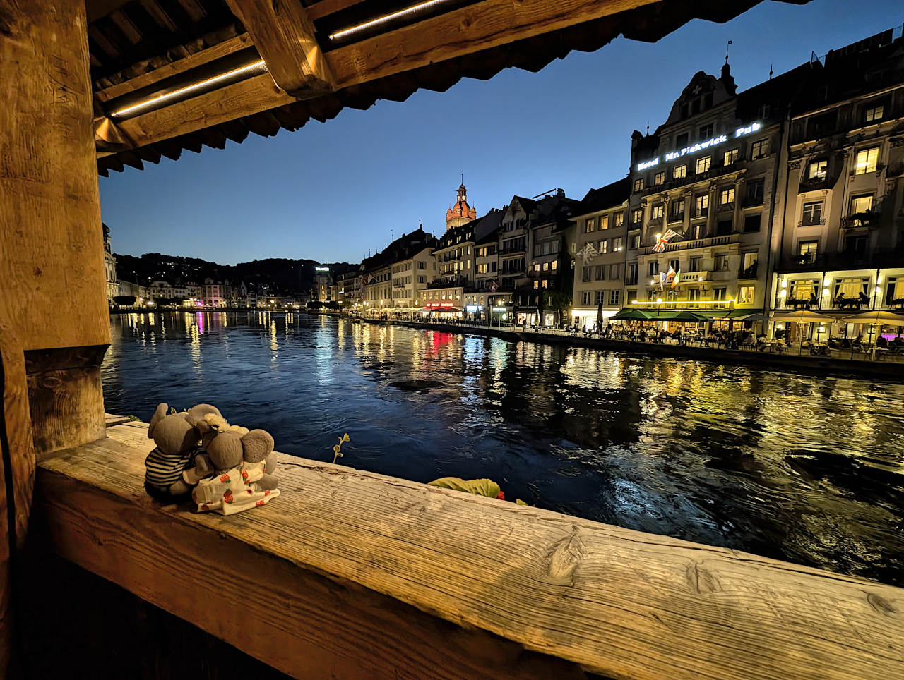 vue depuis le pont de la chapelle à Lucerne, de nuit