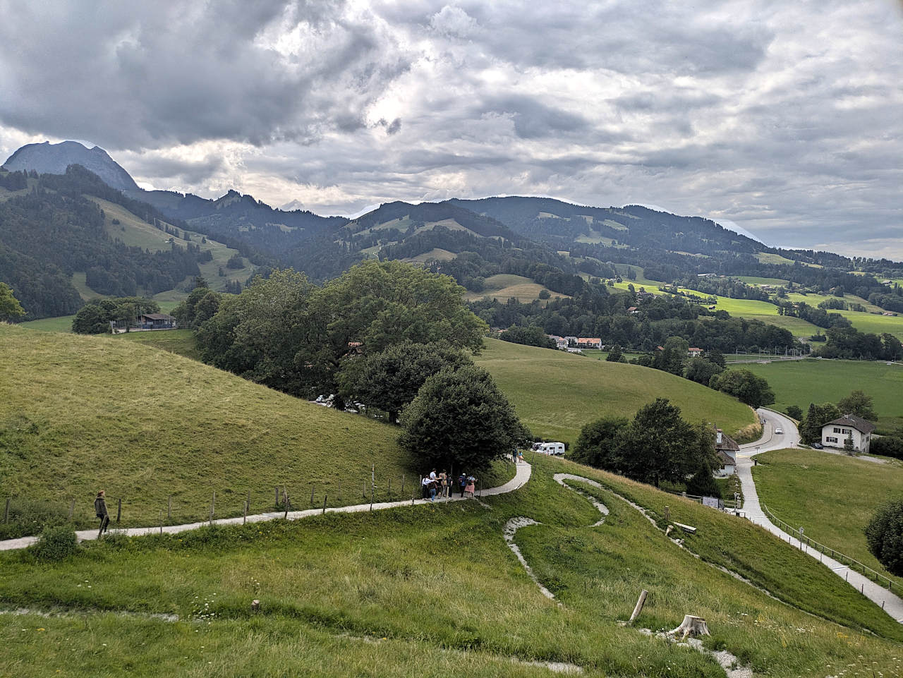 chemin menant au village de Gruyères
