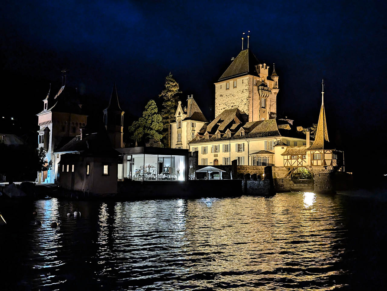 château d'Oberhofen de nuit