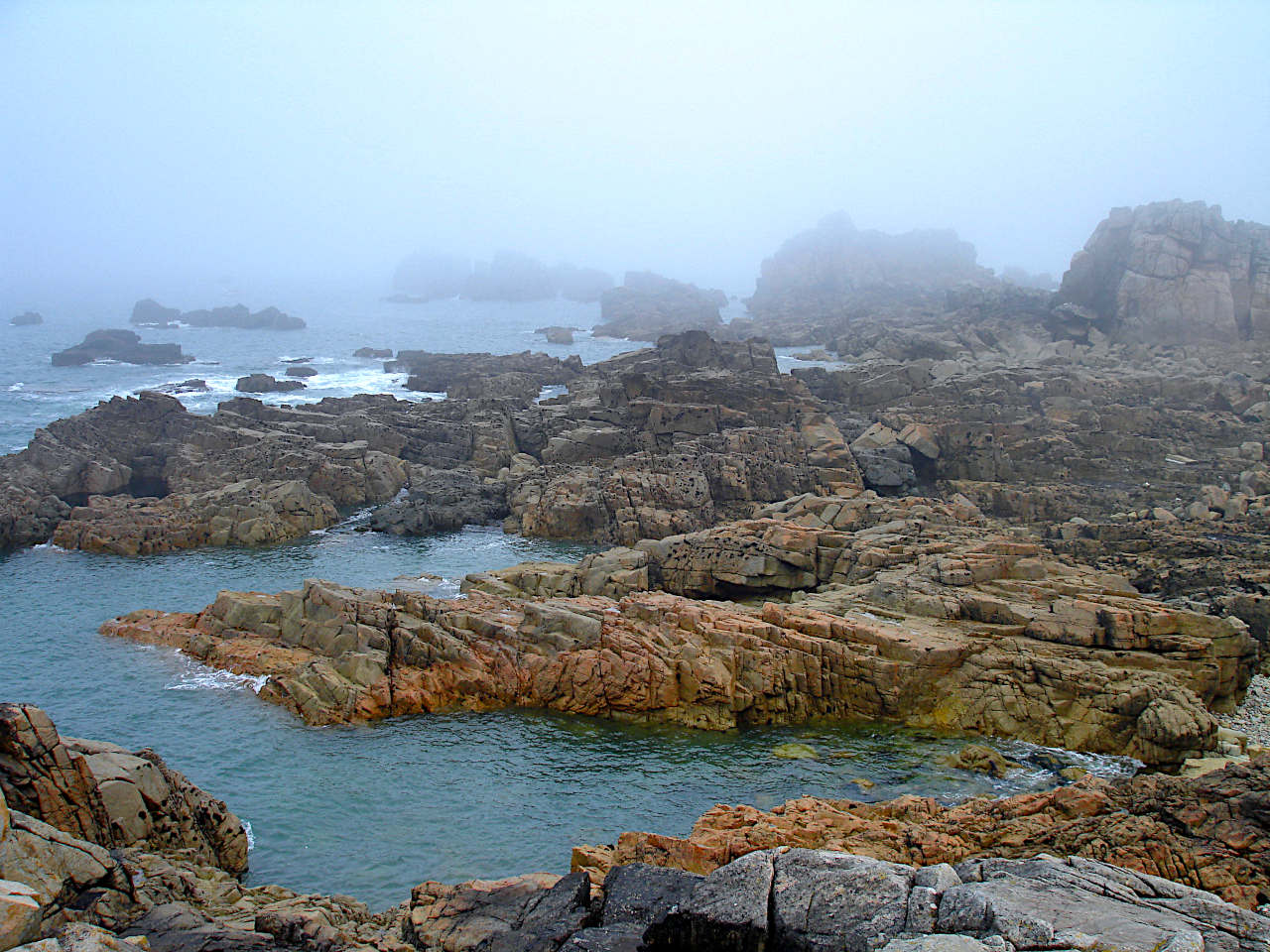 côte de granit rose sous la brume
