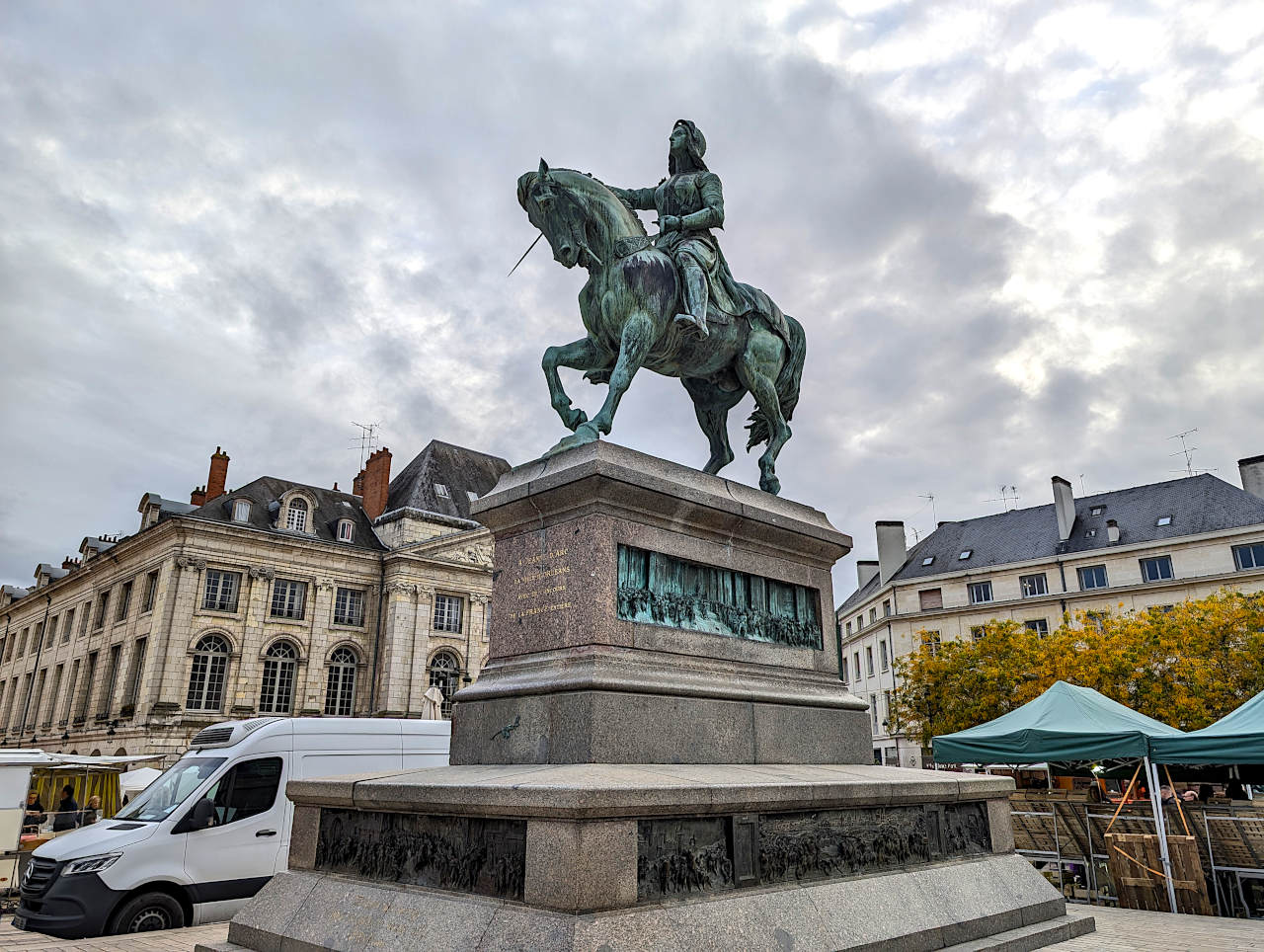 Orléans place du Martroi 2