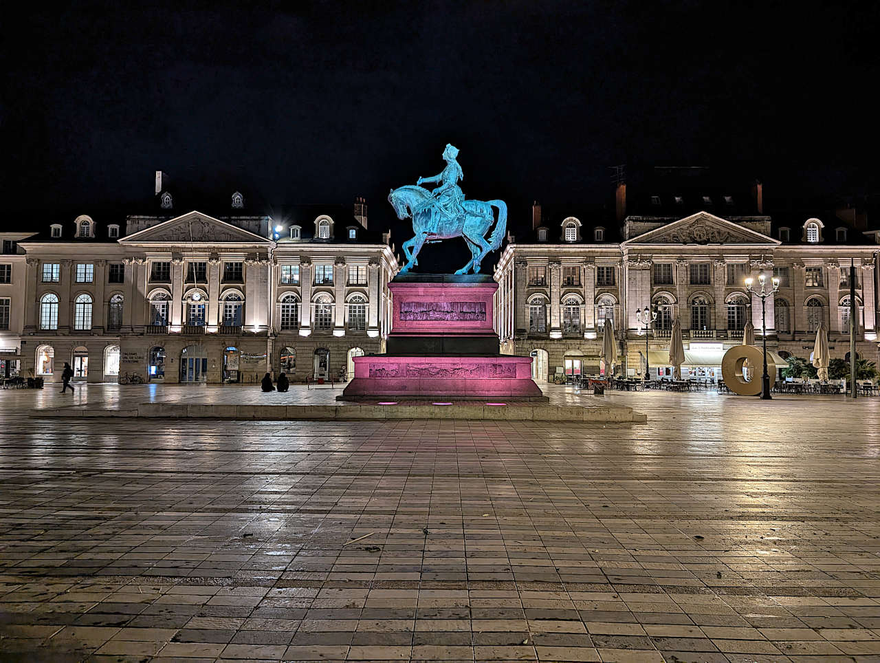 Orléans place du Martroi 3