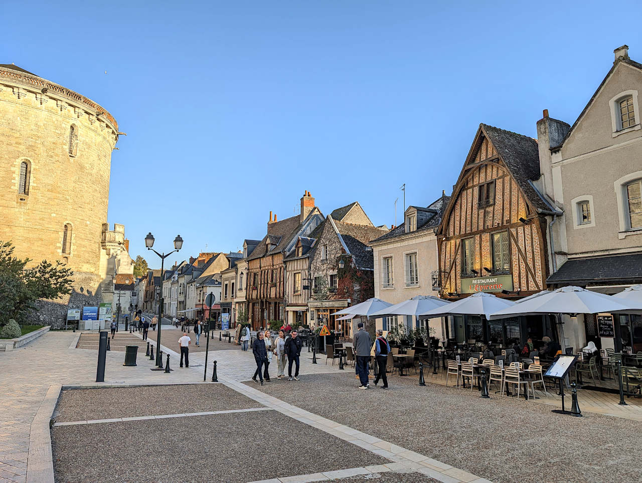 place Michel-Debré Amboise