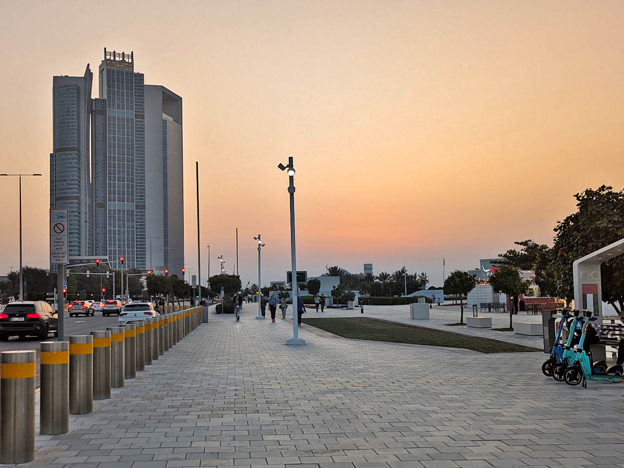 Corniche Abu Dhabi au coucher de soleil