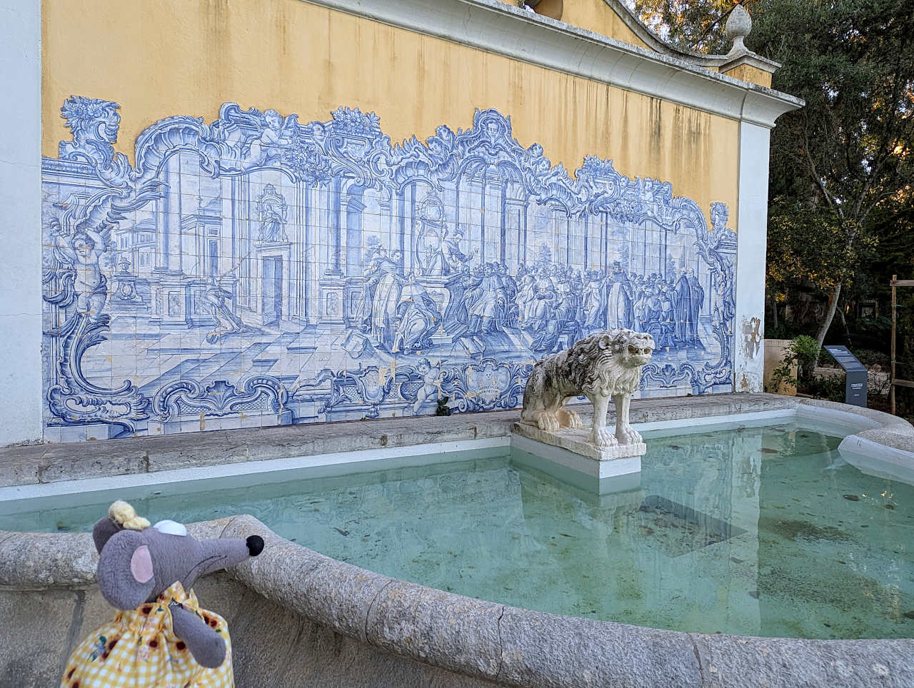 musée des Comtes de Castro Guimarães fontaine