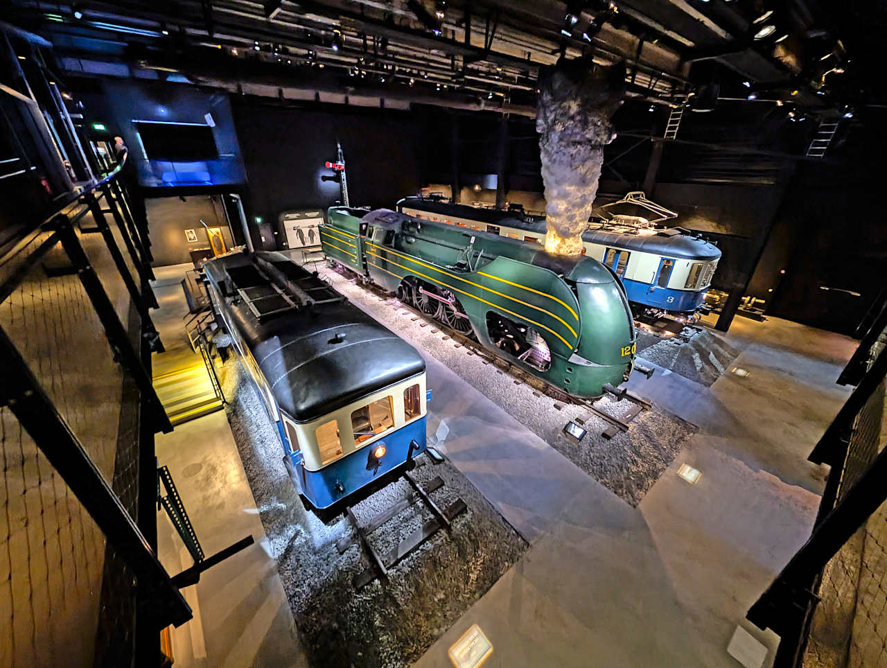 Train world hall 2