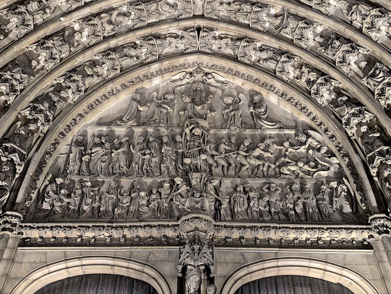 détails du portail de la cathédrale d'Anvers